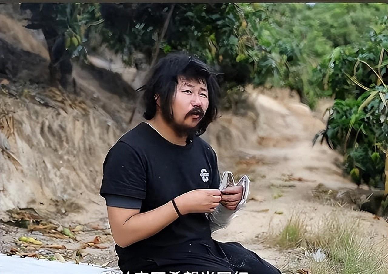 痛心！为胡雷痛哭的女孩离世，胡雷大哭人崩溃，资助学生半年走俩