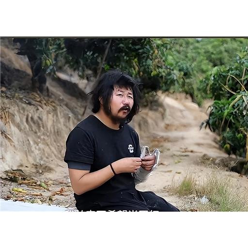 痛心！为胡雷痛哭的女孩离世，胡雷大哭人崩溃，资助学生半年走俩